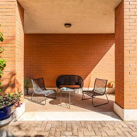 Garden Retreat, 5 Min Dal Centro Con Garage Apartment