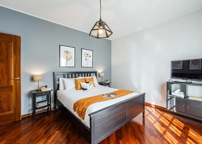 Garden Retreat, 5 Min Dal Centro Con Garage Apartment