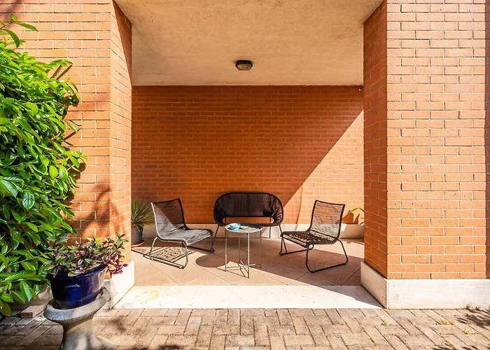 Garden Retreat, 5 Min Dal Centro Con Garage Apartment